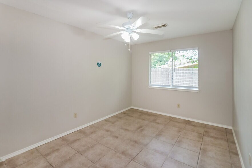 Building Photo - 1034 Canterbury Dr