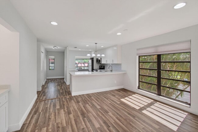 Building Photo - 8536 Casa Del Lago