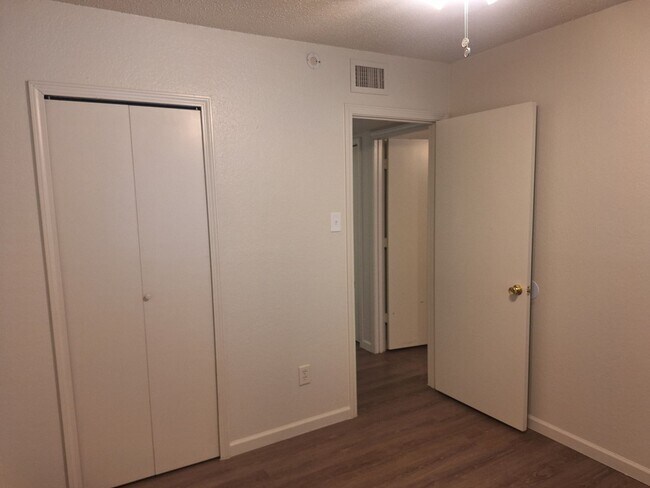 Building Photo - 3944-3946 Queens Ct
