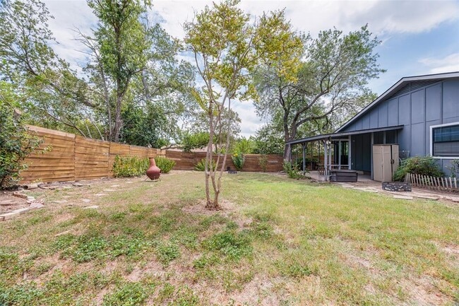 Building Photo - 802 Prince Valiant Dr