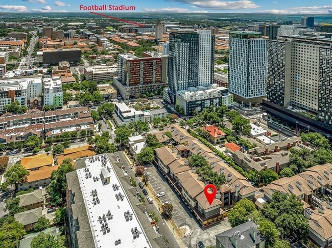 Building Photo - 806 W 24th St