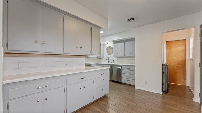 Building Photo - 1707 Phillips Dr