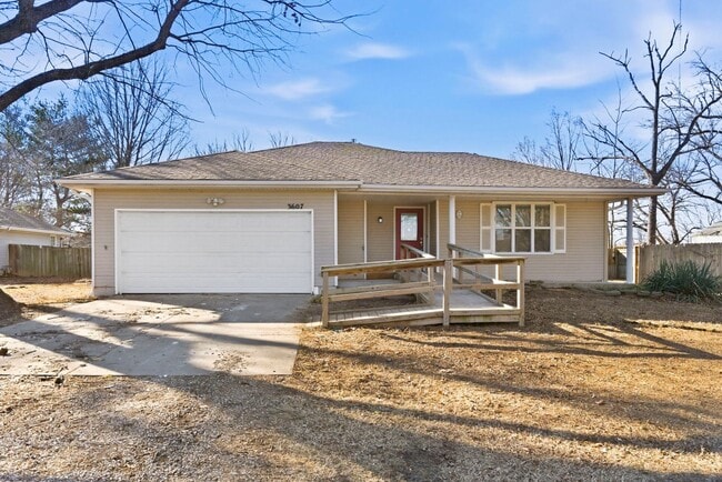 Building Photo - Updated home on large lot with GREAT SHOP!