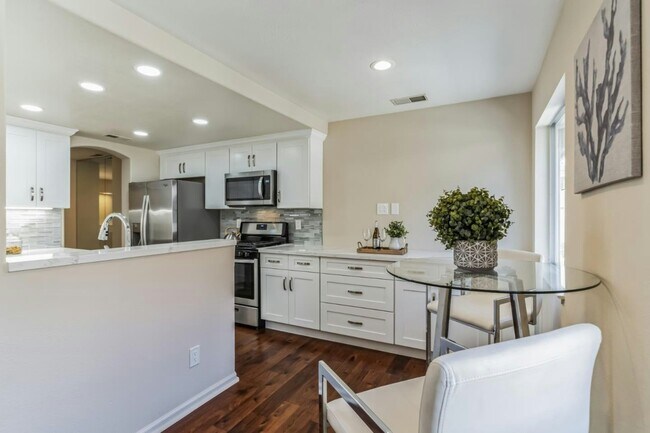 Building Photo - 548 Mill River Ln
