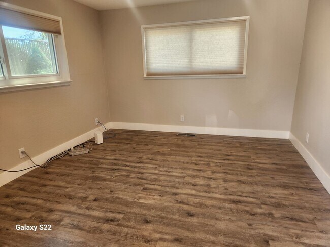 Building Photo - Beautiful home in a private country setting - Lots of light, Great Location.