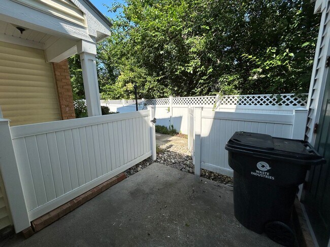 Building Photo - Waterfront Living at Its Finest in Norfolk, VA