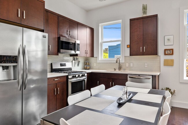 Building Photo - 2 Bed, 2 Bath - Top Floor Modern Mission C...