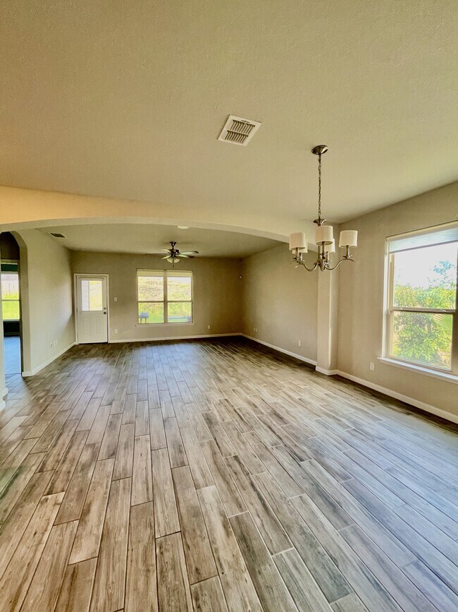 Building Photo - 15306 Comanche Grv