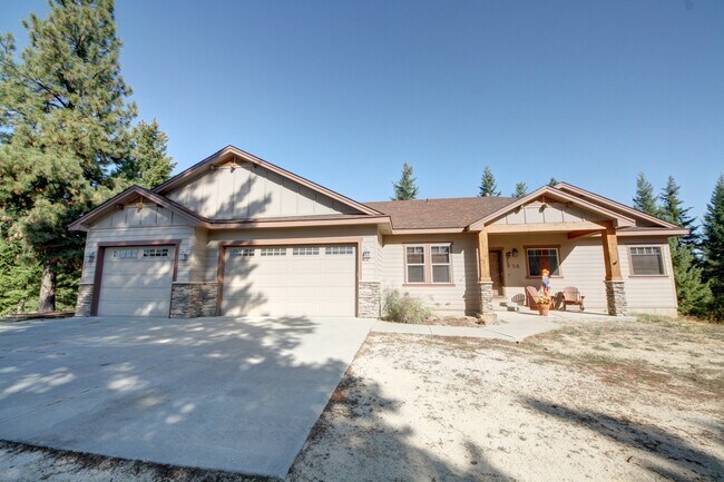 Building Photo - MOVE IN SPECIAL: FREE FIRST MONTH'S RENT!!...