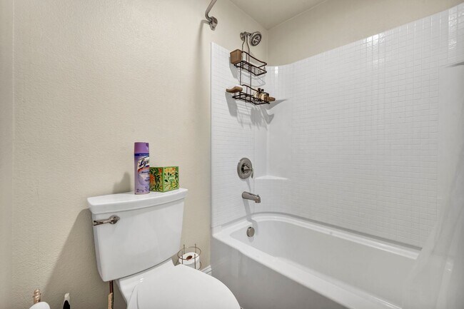 Building Photo - FULLY FURNISHED home with all utilities included and flexible lease options available.