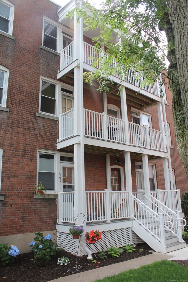 Building Photo - 888 Farmington Ave