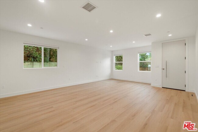 Building Photo - 11025 Blix St