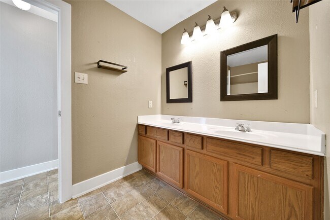 Building Photo - 11940 Chanteloup Dr