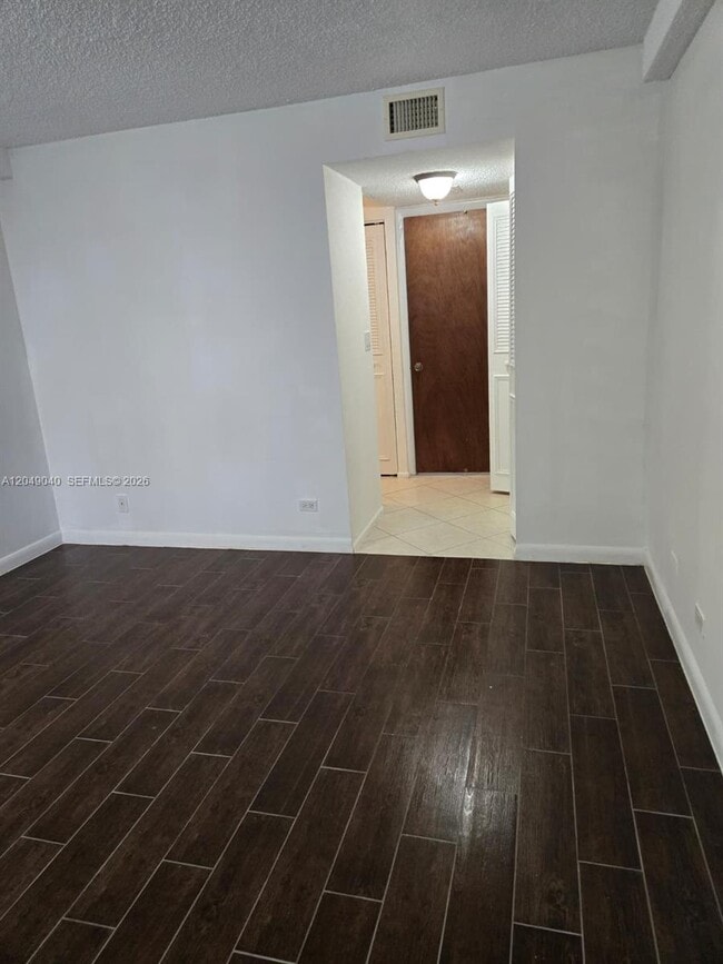 Building Photo - 3690 Inverrary Dr