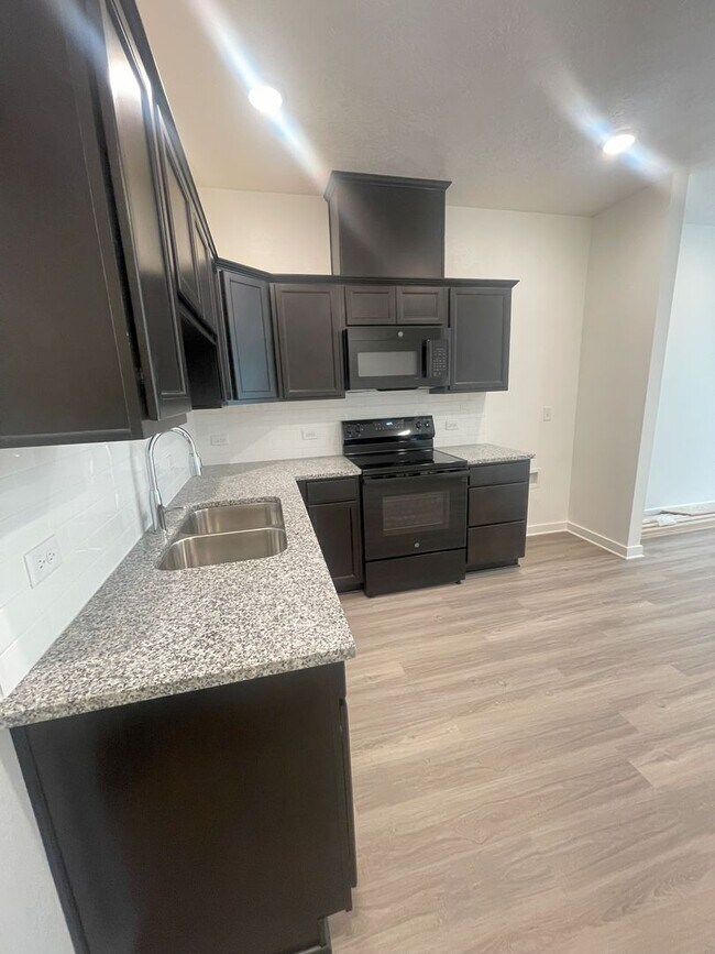 Building Photo - 1612 W 5th St