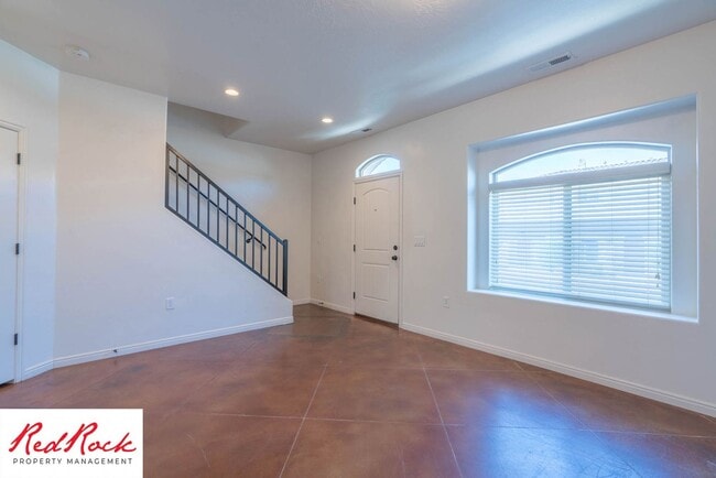 Building Photo - 3 Bedroom & 2.5 Bathroom & Dog Friendly!