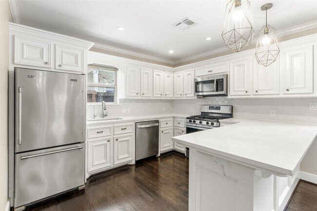 Building Photo - 814 E 23rd St