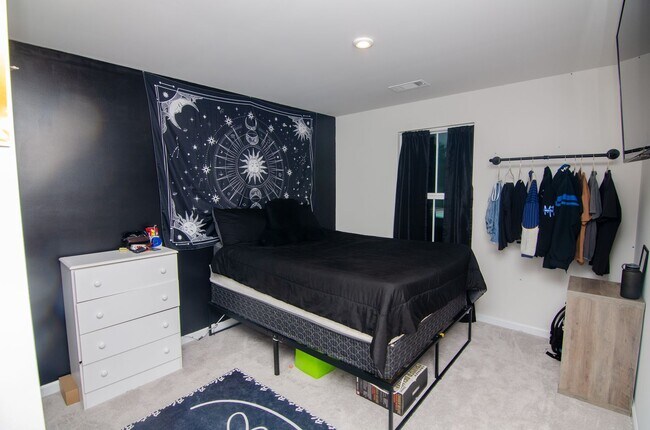 Building Photo - Beautiful, new build in quiet neighborhood