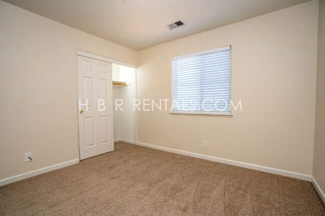 Building Photo - 803 Twin Oaks Dr