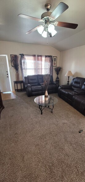 Building Photo - 900 Yi Dr