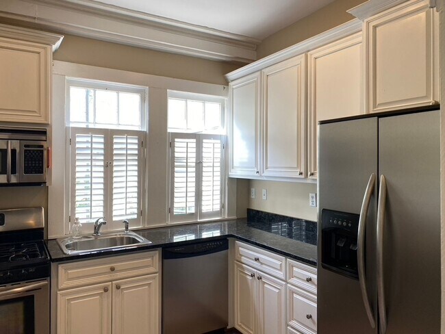 Building Photo - 1 Bedroom 1 Bath Furnished Condo in Harles...