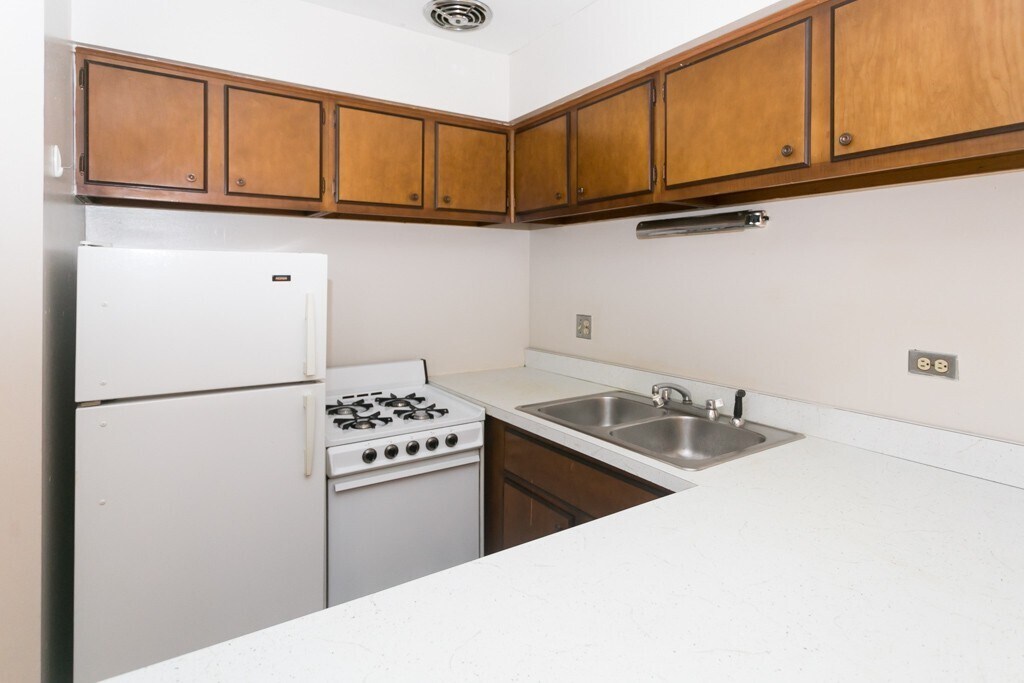 Building Photo - 675 W Wrightwood Ave