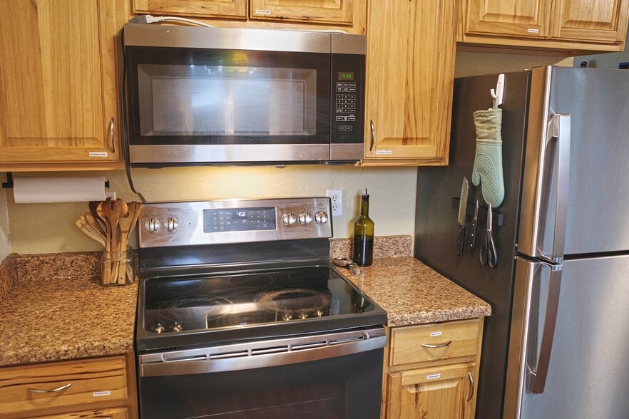 Building Photo - 2555 SW Pickford St