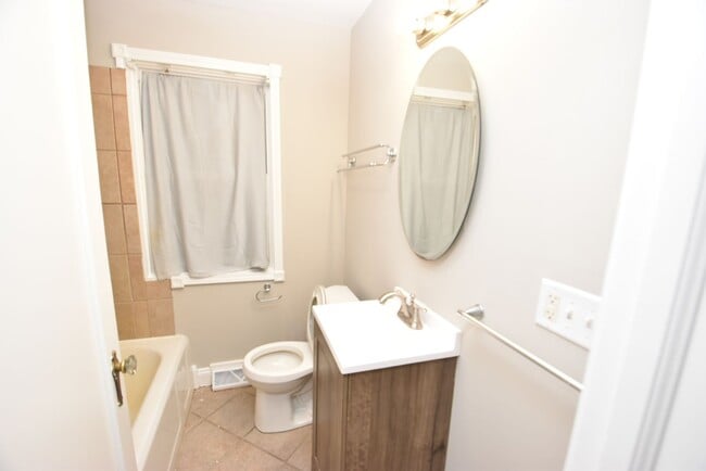Building Photo - 4 bedroom 2.5 bath South Bend home on larg...
