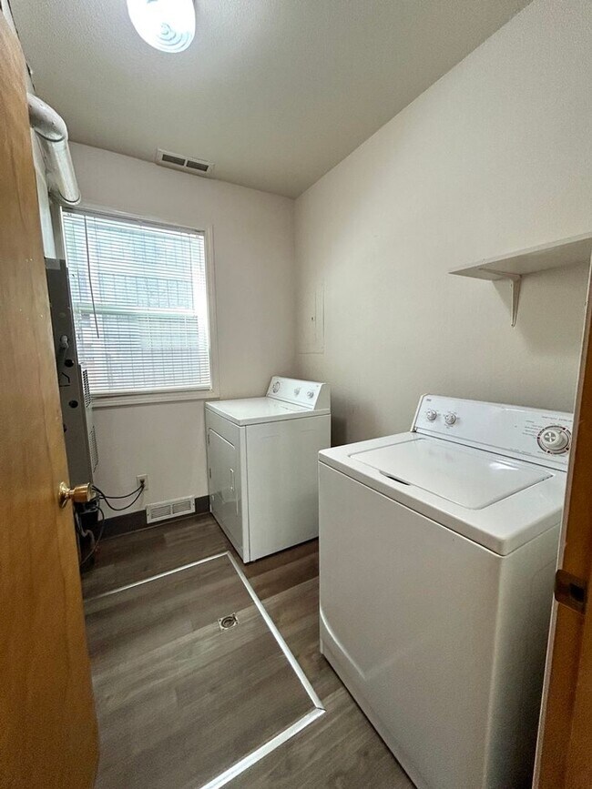Building Photo - 1308 N Brooklane St