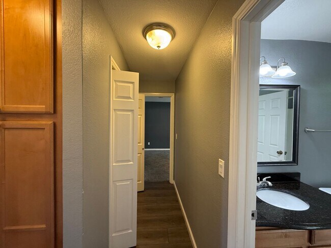 Building Photo - Parkview condo close to shopping & freeway access!