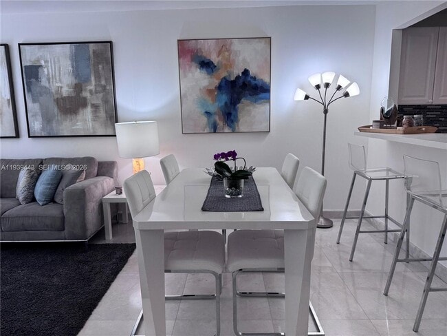 Building Photo - 3301 N Country Club Dr