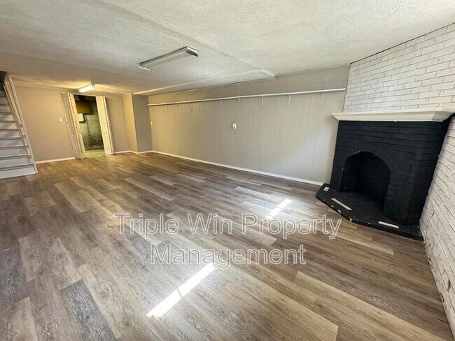 Building Photo - 513 Coachway Ln