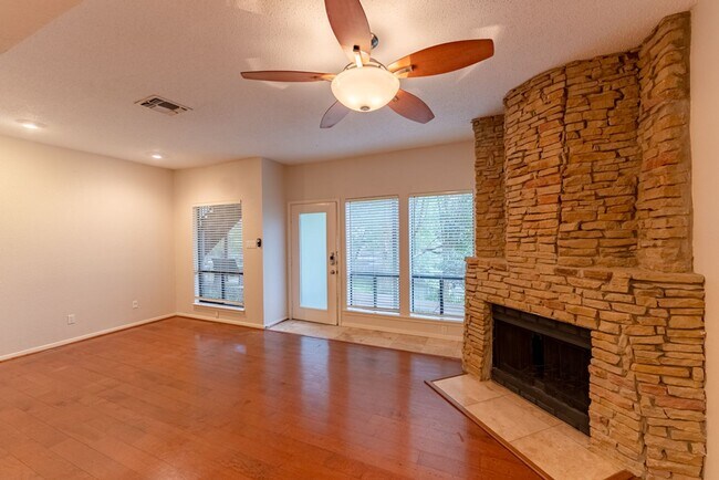 Building Photo - Adorable Studio with Garage nearby UT!!!