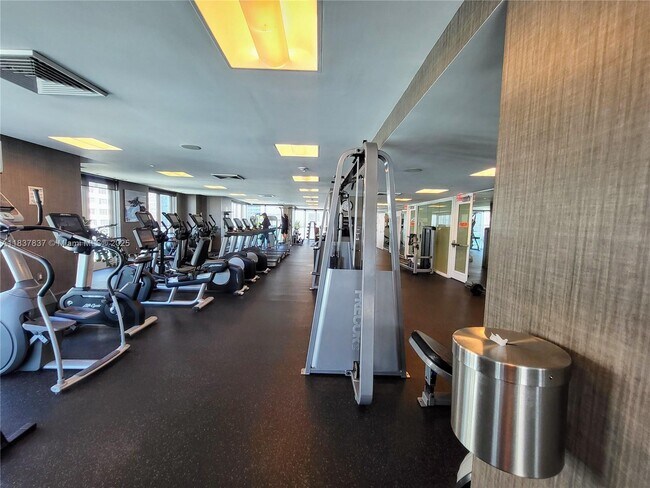 Building Photo - 950 Brickell Bay Dr