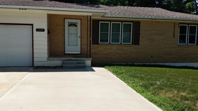 Primary Photo - 309 S Mitchell St