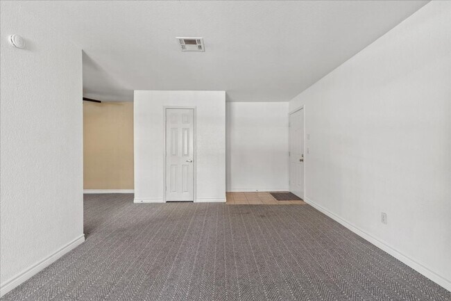 Building Photo - Beautiful 1 Bedroom 1 Bath Condo - Move In...