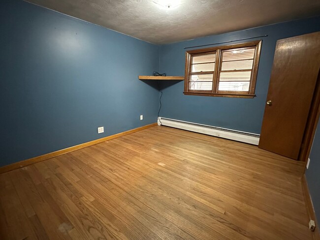 Building Photo - 3 Bedroom 1 Bath Bungalow-Style Ranch