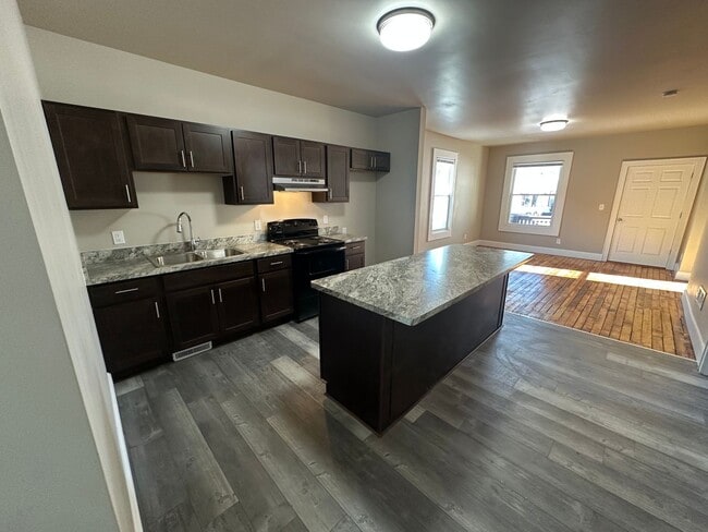 Building Photo - Large Open Concept 5BR/2BA Rent to Own Home