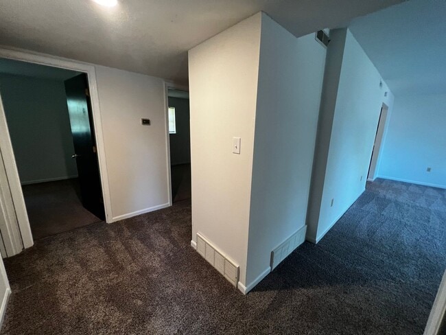 Building Photo - 3 Bedroom/1.5 bathroom Duplex