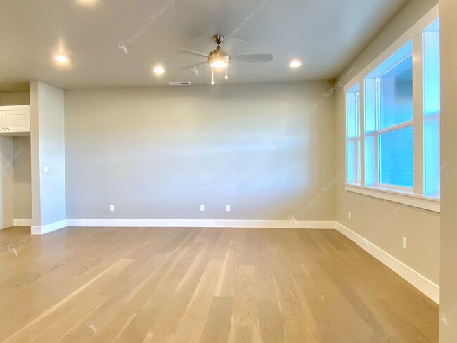 Building Photo - End unit 3BR - 2.5BA + Loft Townhouse