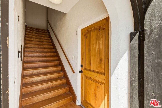 Building Photo - 3429 Edgehill Dr