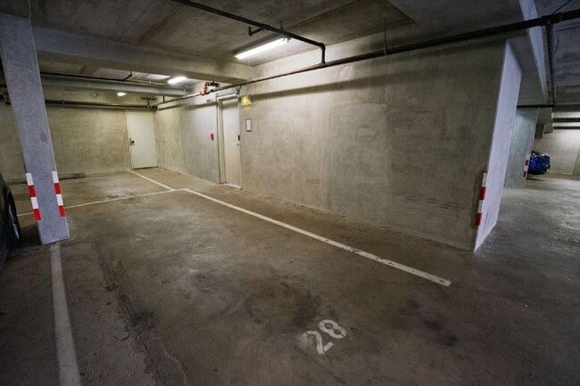 Building Photo - 745 Isenberg St