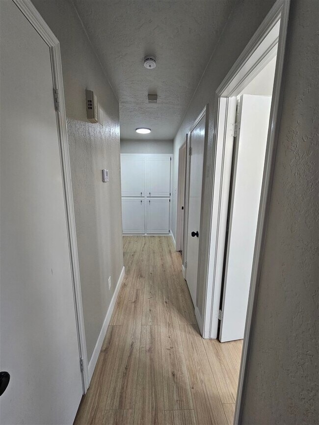 Building Photo - 6103 SW Oakcliff Ave