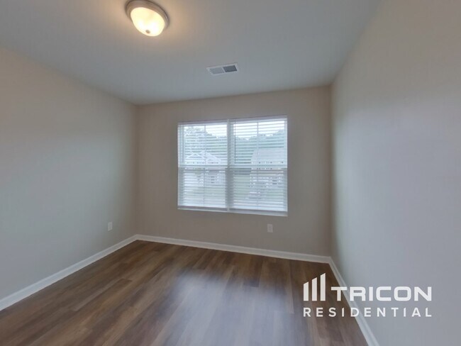 Building Photo - 1261 Paramount Dr