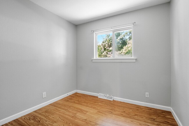 Building Photo - Section 8 Friendly | 3 bed 1 Bath on the W...