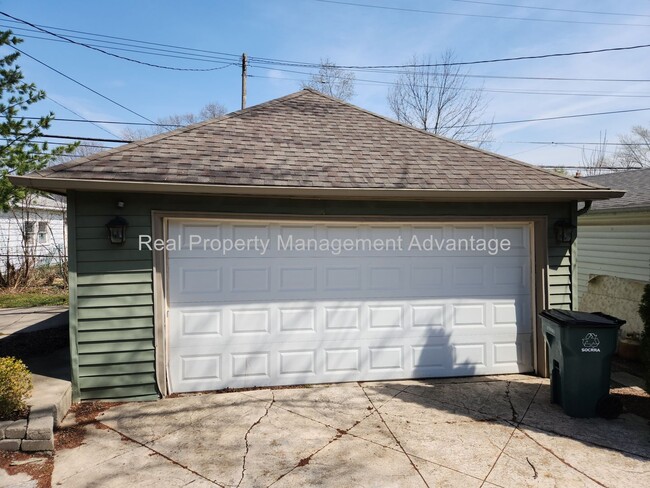 Building Photo - 4 Bedrooms, Endless Charm and Steps from D...