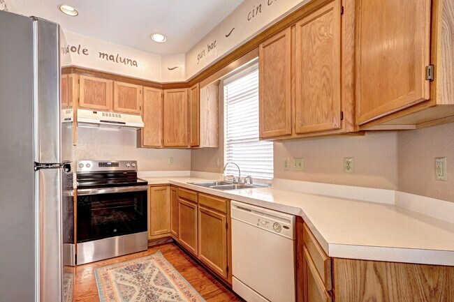 Building Photo - 2bed 2 bath townhome located in the Southp...
