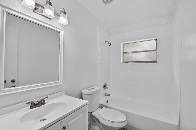 Building Photo - 4825 Serafica Dr