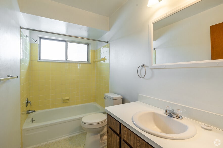 1BR, 1BA - 790SF - Bathroom - Belle River Apartments