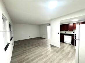 Building Photo - 1525 NE 135th St